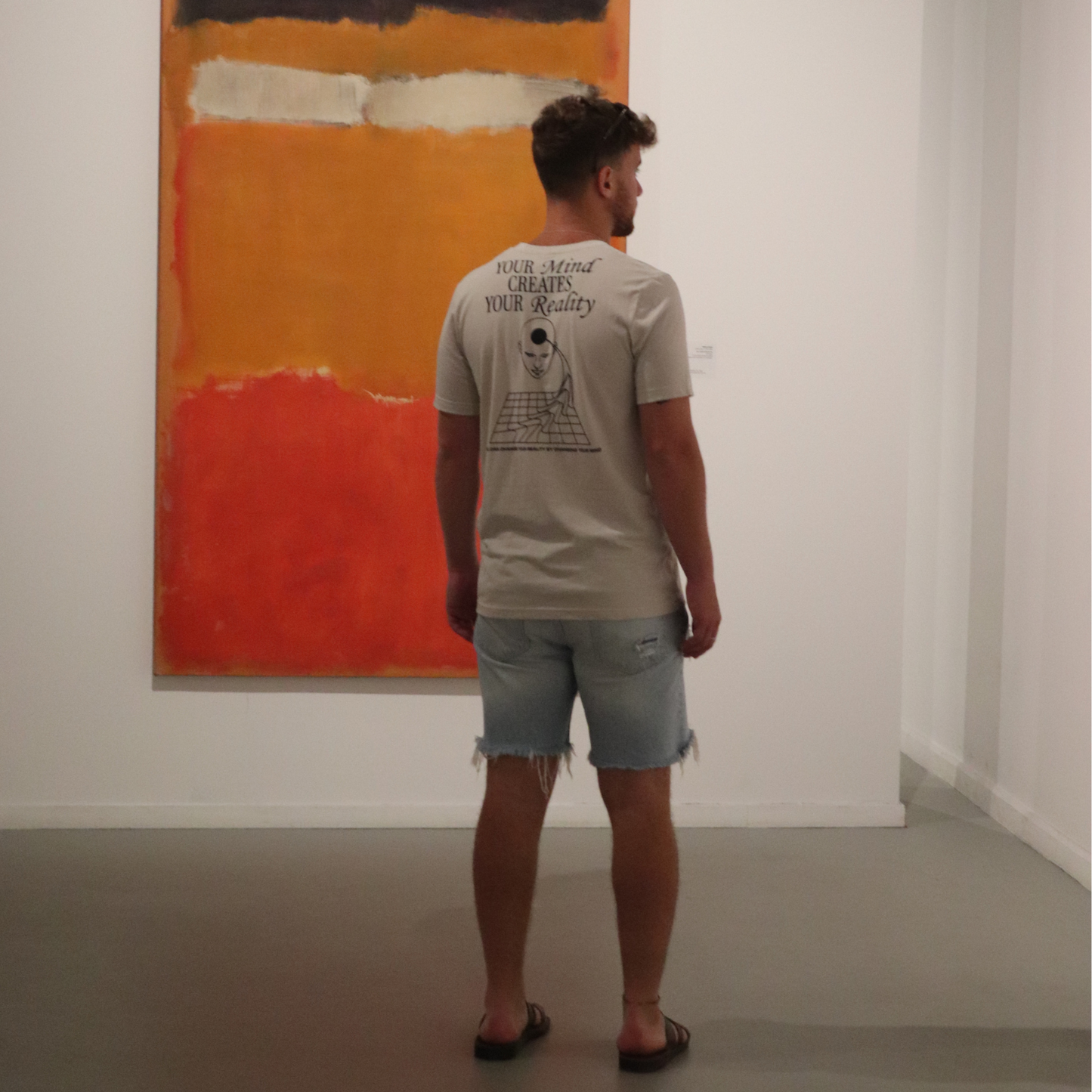 Zecosmi חולצת zecosmi פילוסופית עם כיתוב – מצולמת על דוגמן במוזיאון